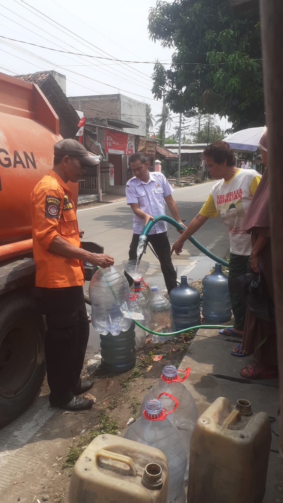 PENDISTRIBUSIAN BANTUAN AIR BERSIH