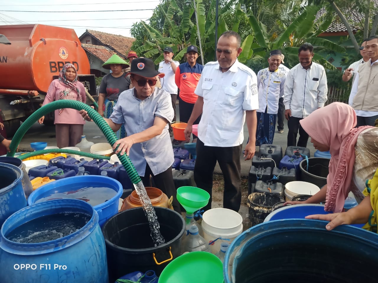 PENDISTRIBUSIAN BANTUAN AIR BERIH