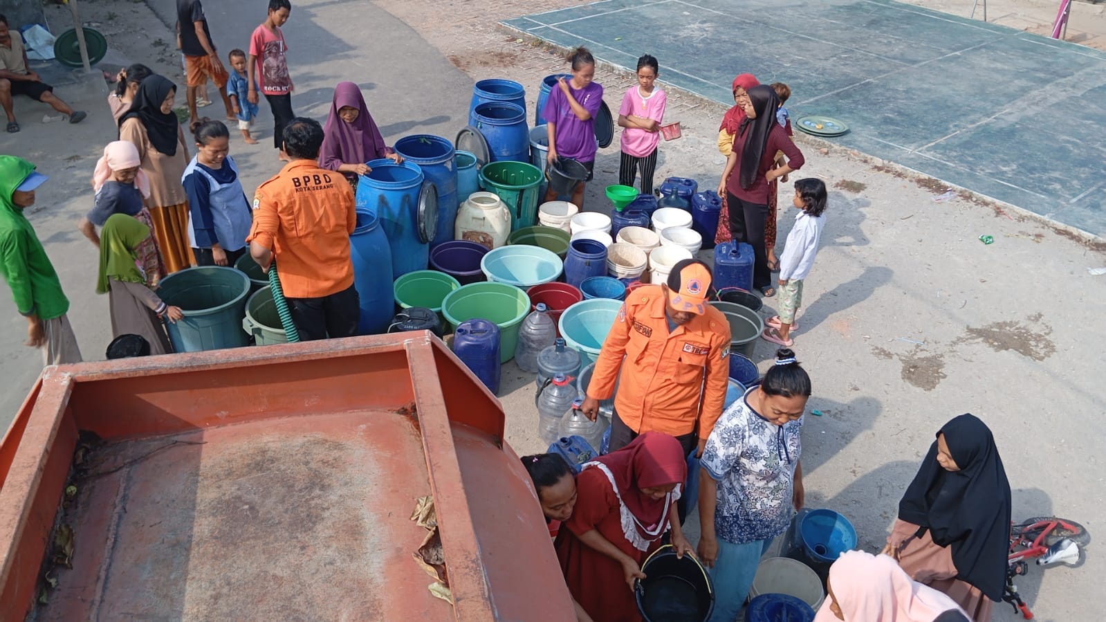 PENDISTRIBUSIAN BANTUAN AIR BERSIH