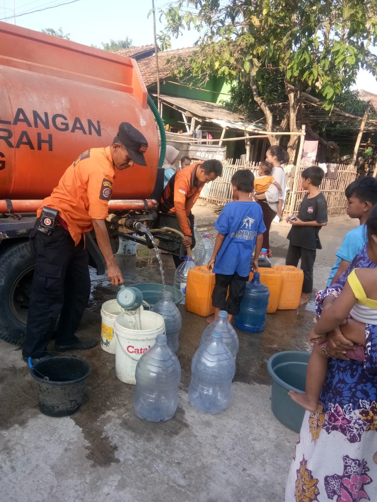 PENDISTRIBUSIAN BANTUAN AIR BERSIH