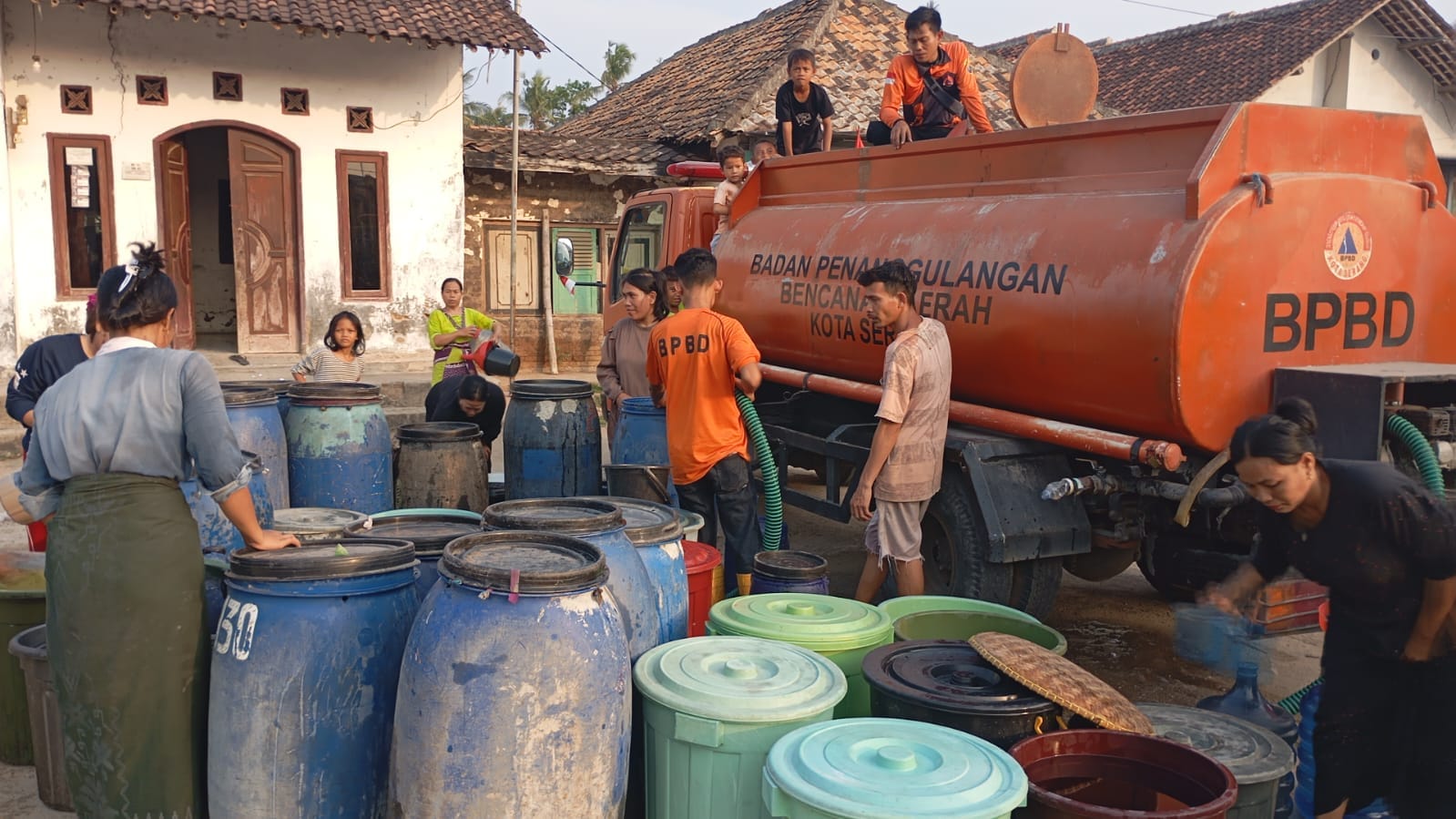 PENDISTRIBUSIAN BANTUAN AIR BERSIH