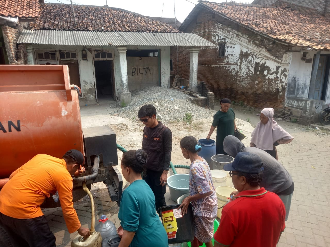 PENDISTRIBUSIAN BANTUAN AIR BERSIH