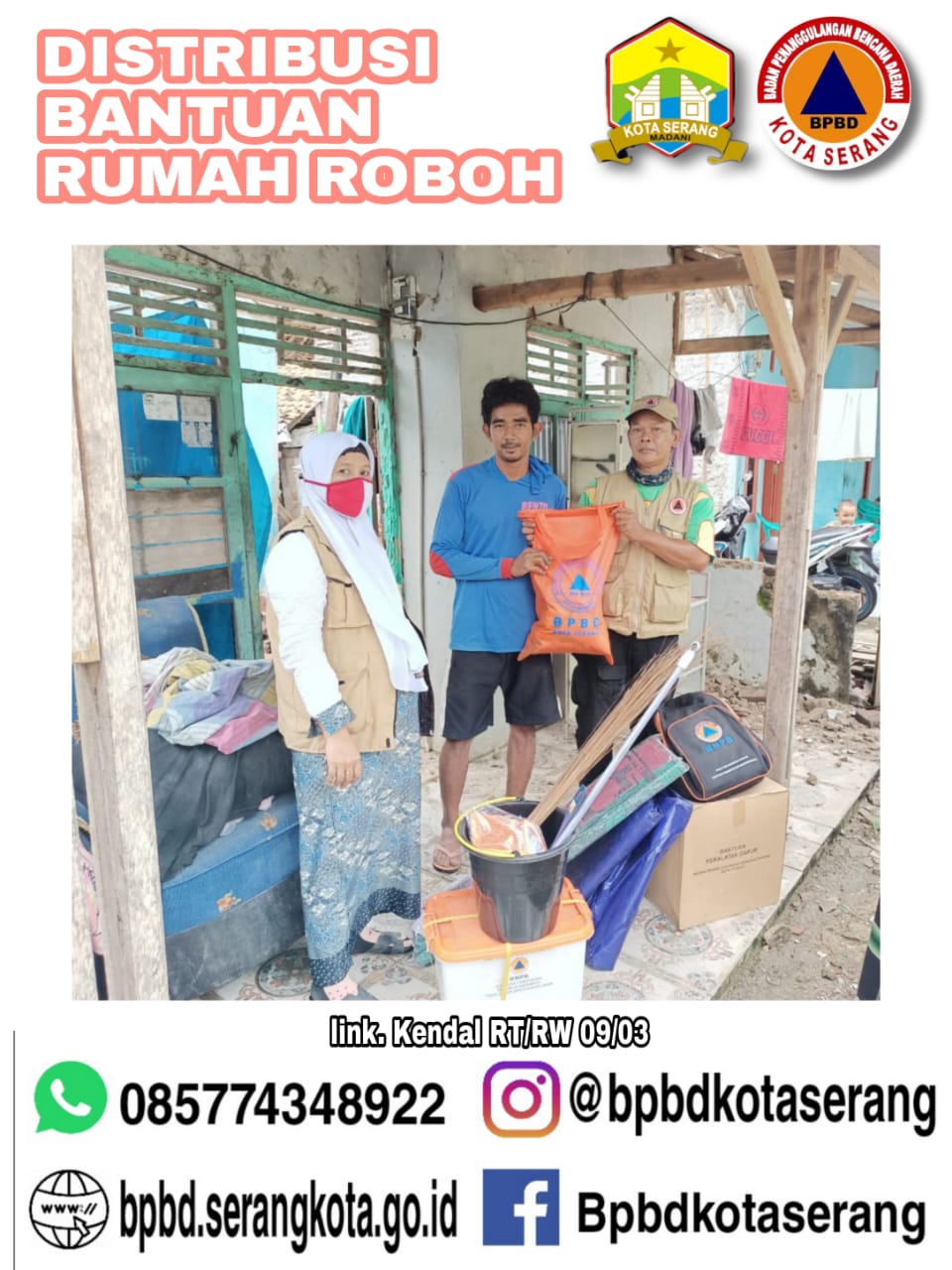 Memberikan Bantuan Logistik Korban Rumah Roboh