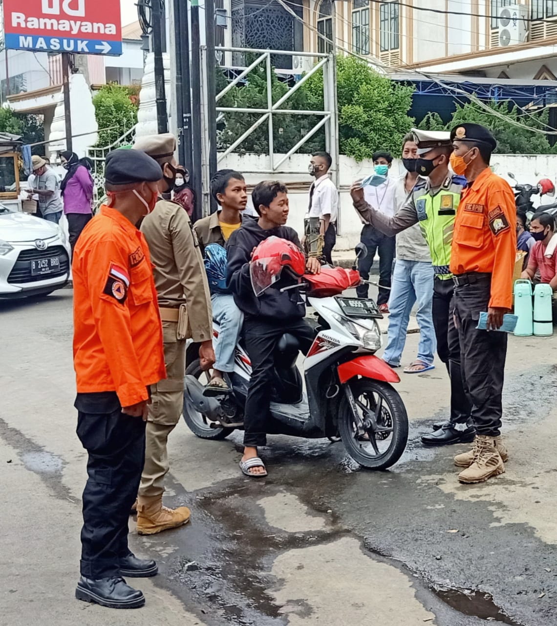 Giat BPBD Kota Serang melakukan PROKES dan Yustisi gabungan guna mencegah Penyebaran Covid - 19 di Kota Serang Hari Selasa 16 Februari 2021 Jam 09.00 WIB di Depan Ramayana Kota Serang