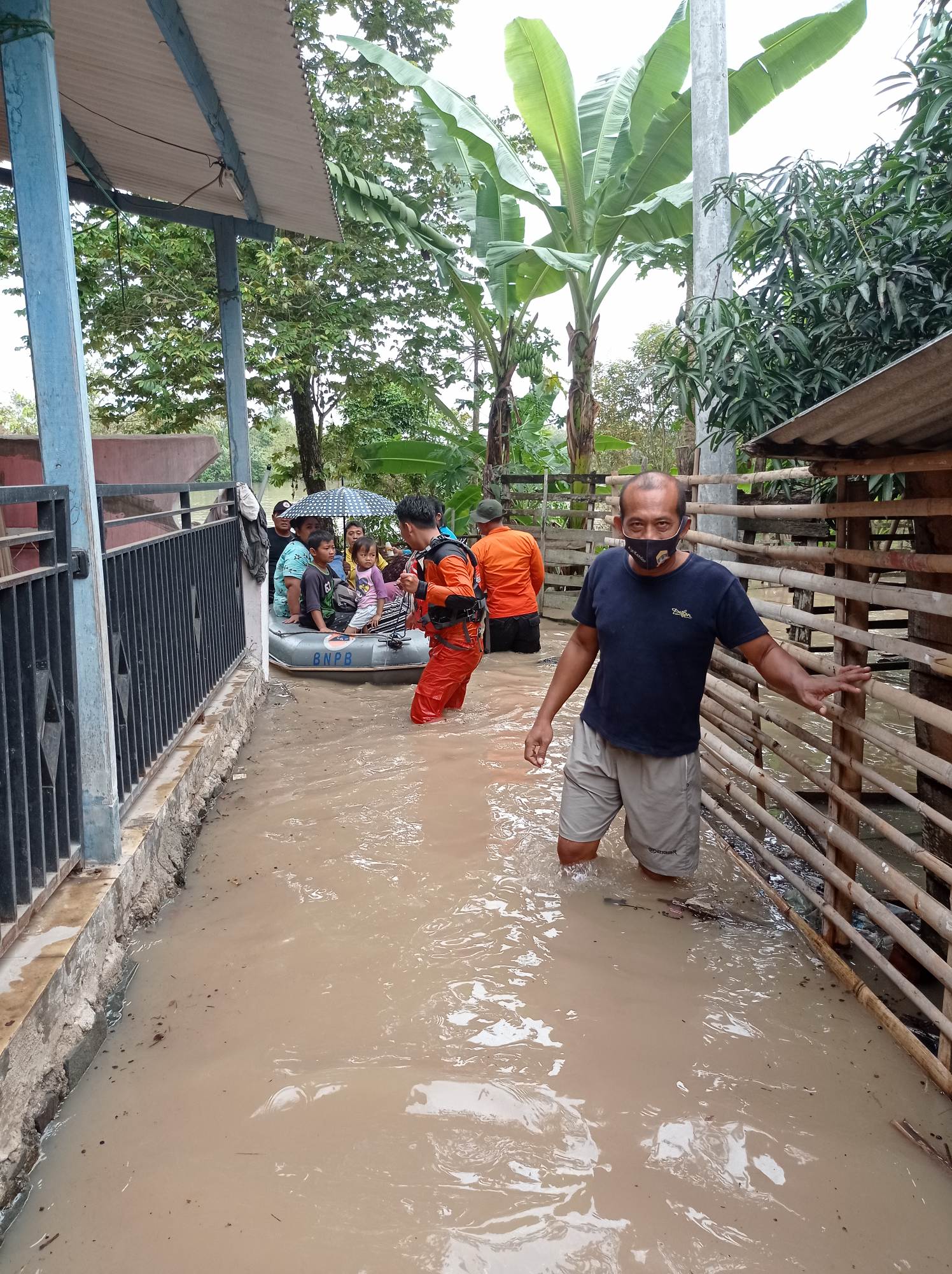 Telah Terjadi Banjir Dilokasi Kedungleres Kec. Kasemen Kel. Kasemen Ketinggian Air Mencapai -  1.5m 